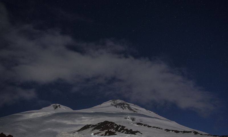 ночь, горы, эльбрус, кавказ, природа, зима, красиво Эльбрус в свете Луны и фонариков восходящих фото превью
