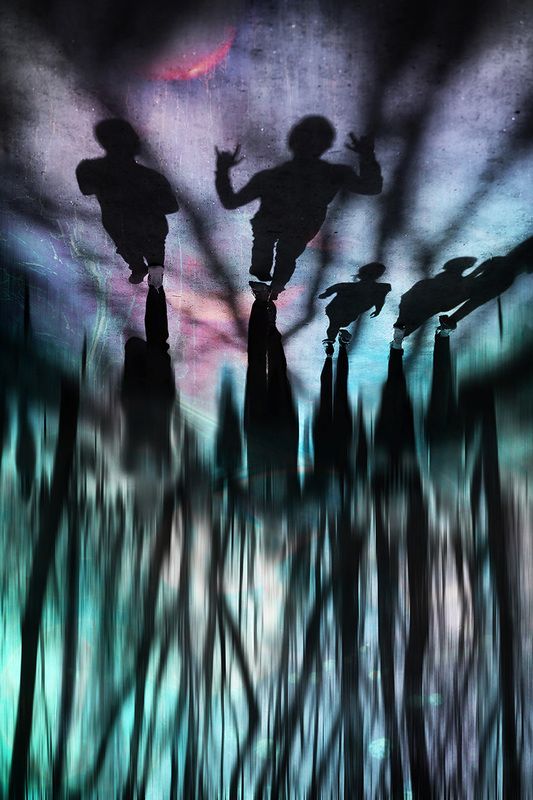 деревья, абстракция, парк, подростки, молодёжь, линии, гости, ростки, силуэты, люди, жизнь, инопланетяне Гости из будущего фото превью