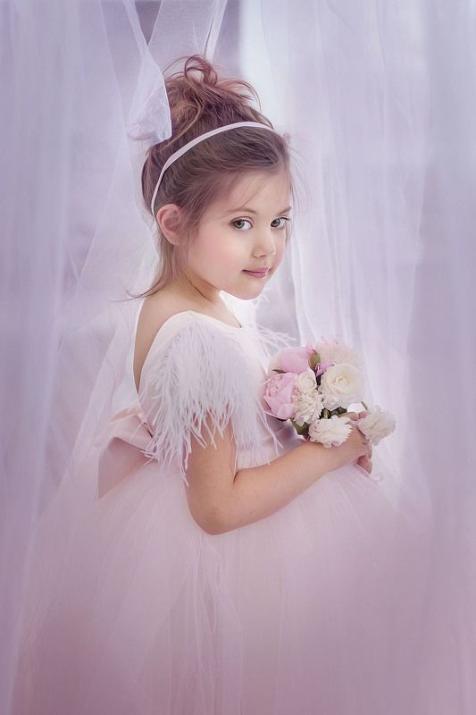 маленькая модель, дети, красивая девочка С цветами фото превью