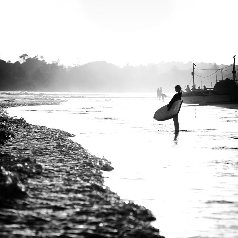 мысли о море, серфинг, серфингистка, девушка на берегу, велигама, шри-ланка Мысли о море) фото превью