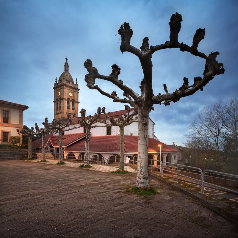 alley, architecture, barrika, basque, bell, blue, branches, building, catholic, church, city, clock, country, courtyard, cross, dusk, europe, euskadi, evening, facade, garden, historic, house, iglesia, illuminated, landmark, maria, monument, night, old, p Iglesia Parroquial de Santa Maria Church in Barrika фото превью