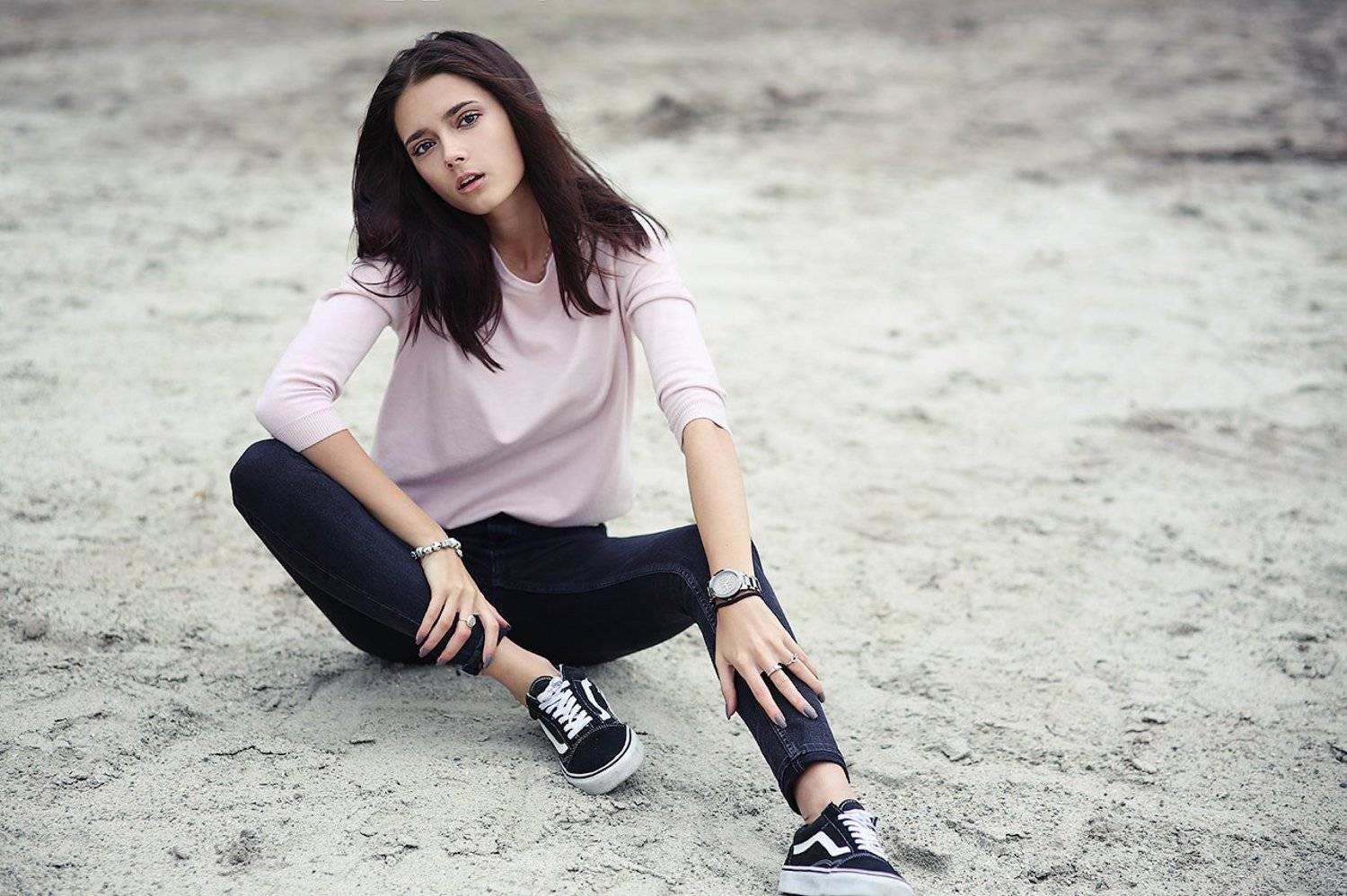 девушка, красивая, песок, мода, сидит, белый, поза, Дарья Комарова