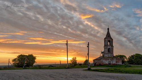 На рассвете.