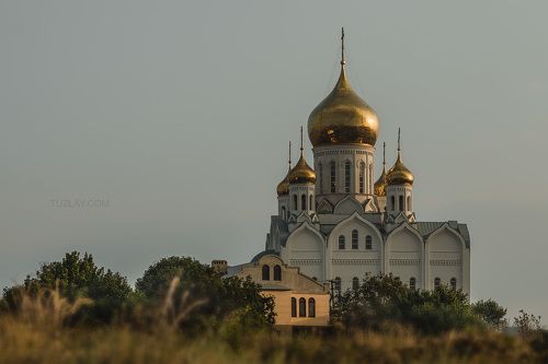 Там храм стоит, а рядом море...