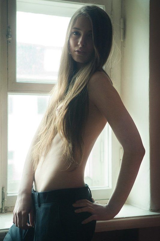 девушка,окно ... фото превью