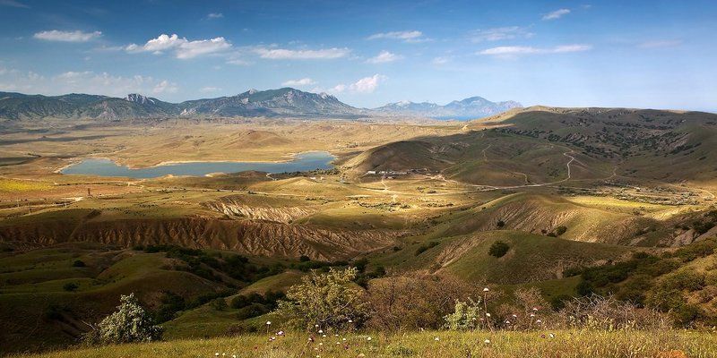 май,солнце,цветы,горы,трава,озеро,небо Озеро. фото превью