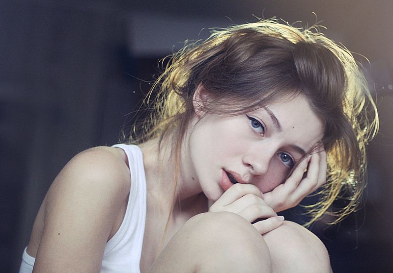 девушка,нежность,грусть,эмоции,майка,автопортрет,портрет,свет Автопортрет в дождливый день фото превью