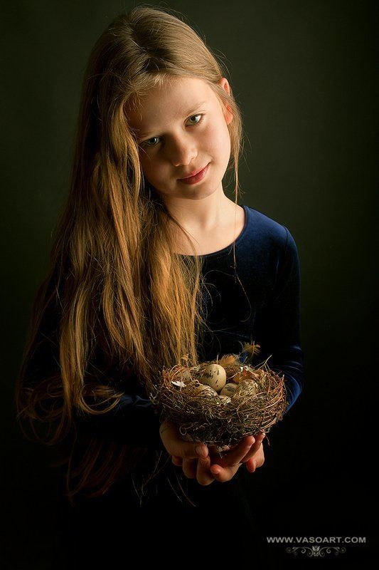 The child with nest фото превью