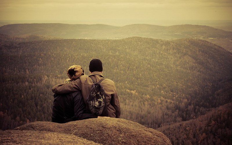 столбы, поход, влюблённые На краю света с любимым фото превью