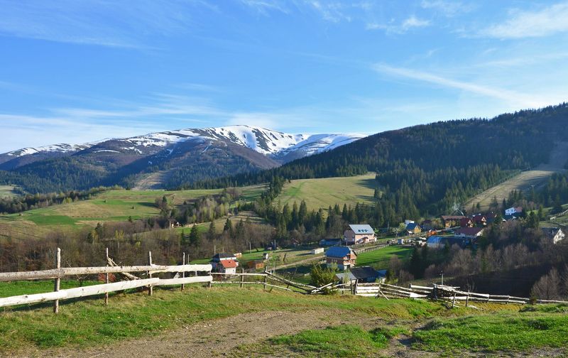 весна, апрель, закарпатье, с. подобовец, горный массив боржава, снег На околице села фото превью