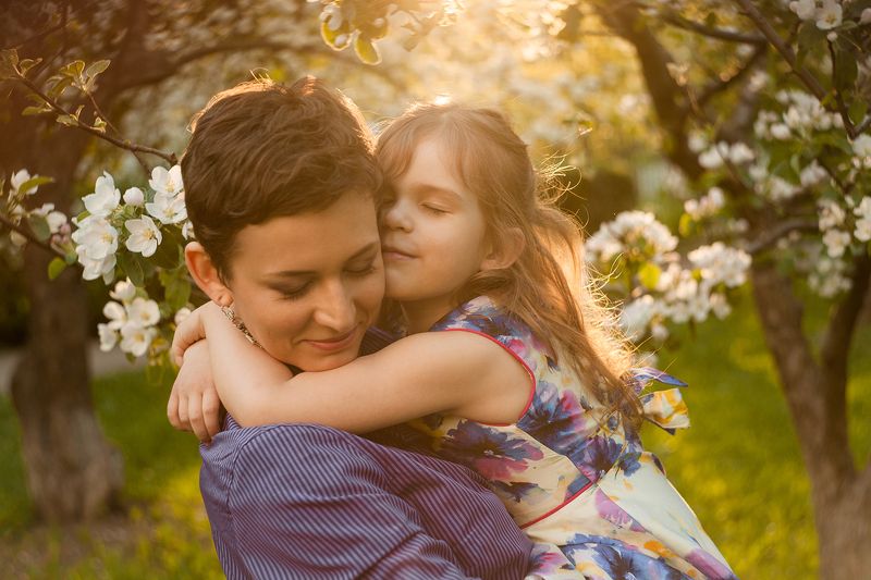 ребенок, семья, мама, мама и дочка, объятия, весна  фото превью
