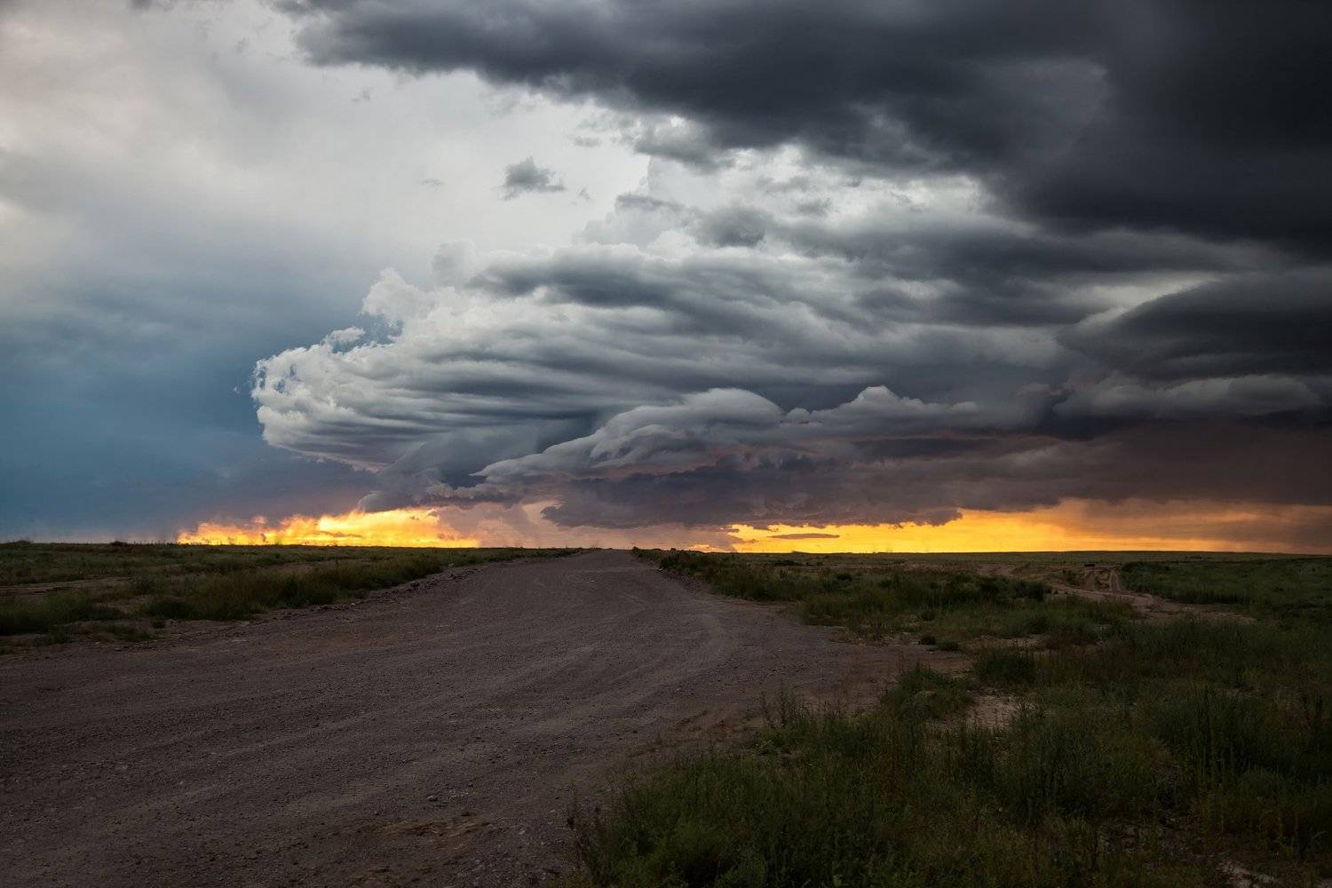 пейзаж,  природа, перед  дождем, облака, буря,  непогода, солнце, закат, казахстан, тучи, небо, молния, величие, гроза, поле,  фотограф, алматы, фотограф алматы, landscape, the sun, nature, the mountains, clouds, rainbow, lightning, awesome, amazing, kaza, Вера Иванова