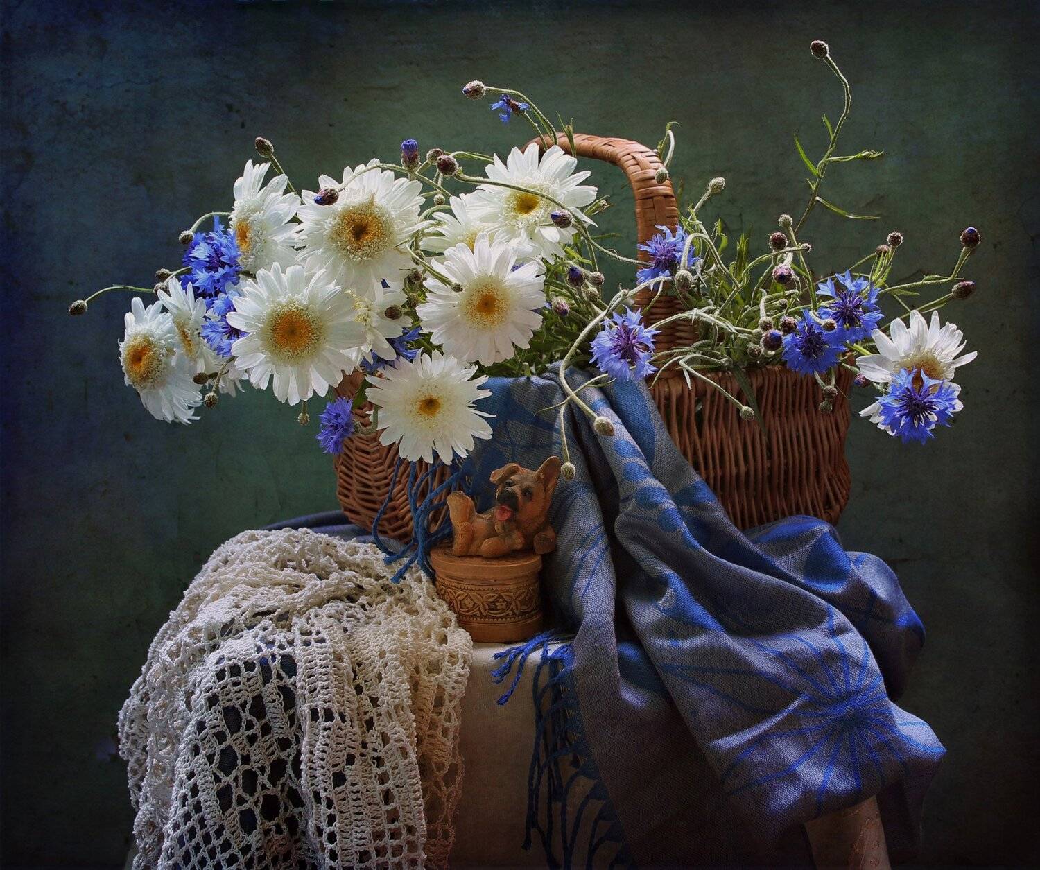 натюрморт, корзина, ромашки, васильки, лето, собачка, Ковалева Светлана