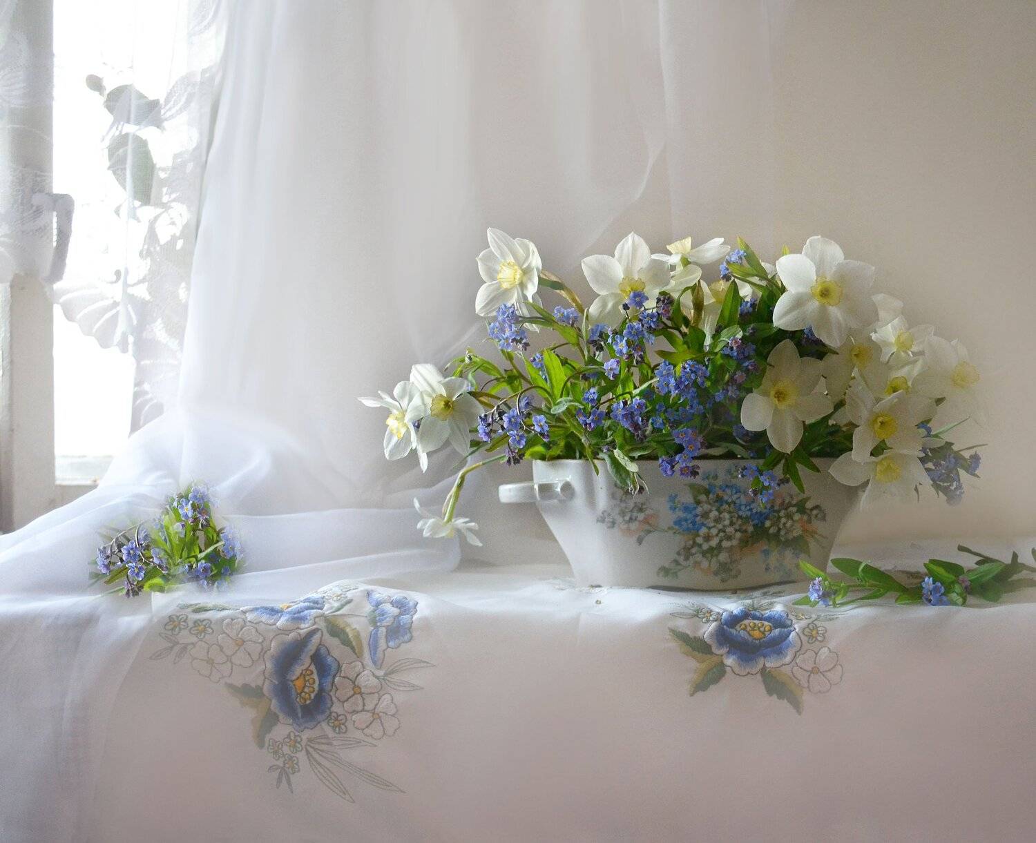 still life,натюрморт, цветы, фото натюрморт, незабудки, нарциссы, май, весна, Колова Валентина