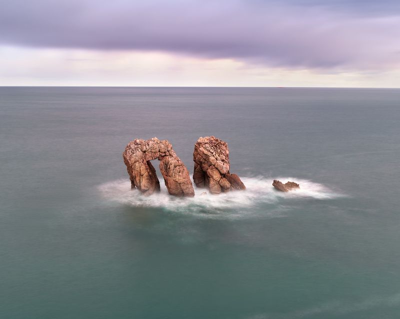 arch, atlantic, beach, blue, cantabria, cantabrian, cliff, clouds, coast, coastline, door, dramatic, europe, foam, formation, fracture, gate, gateway, geology, island, islet, landmark, landscape, liencres, limestone, magnificent, math, minimalism, nature, The Gate of Math фото превью