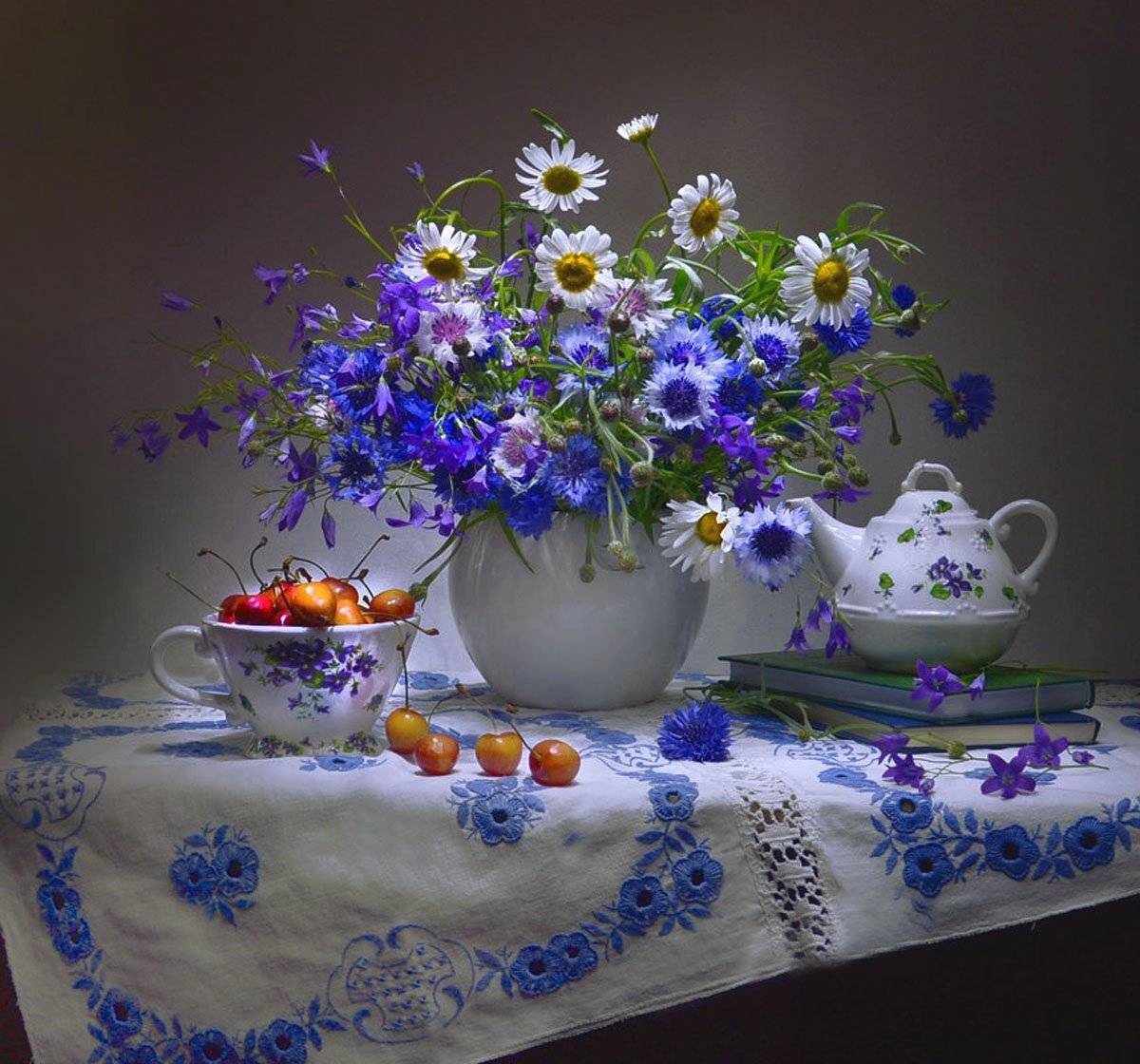 still life,натюрморт,  черешня, цветы, фото натюрморт, фарфор, ромашки, лён, лето, июнь, вышивка, васильки, Колова Валентина