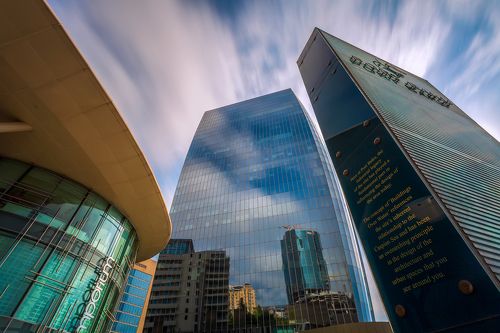 С высоко поднятой головой