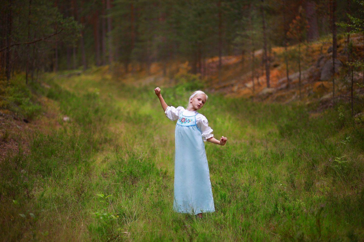 девочка, портрет, истории из детства, лес, трава, деревья, бор, сарафан, коса, красавица, свет, цвет, жанр, Постонен Екатерина
