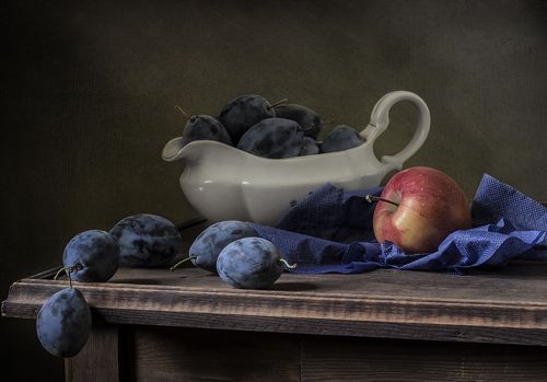 С красным яблоком