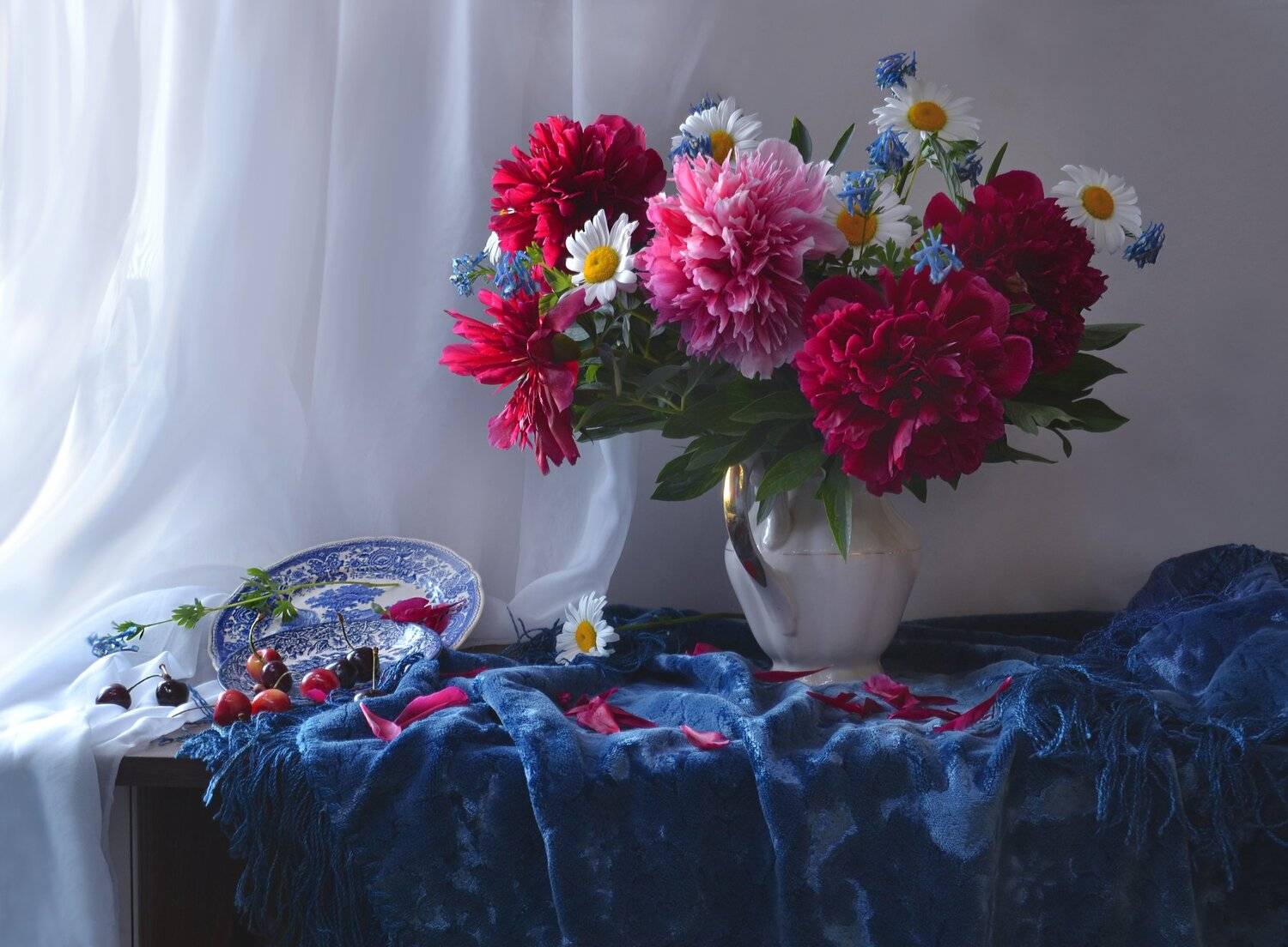 still life,натюрморт, цветы, фото натюрморт, фарфор, ромашки, пионы, лето, июнь, вишня, Колова Валентина
