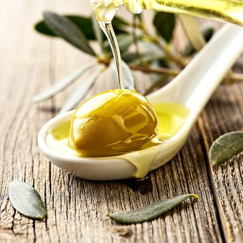 Макросъемка масла и оливок