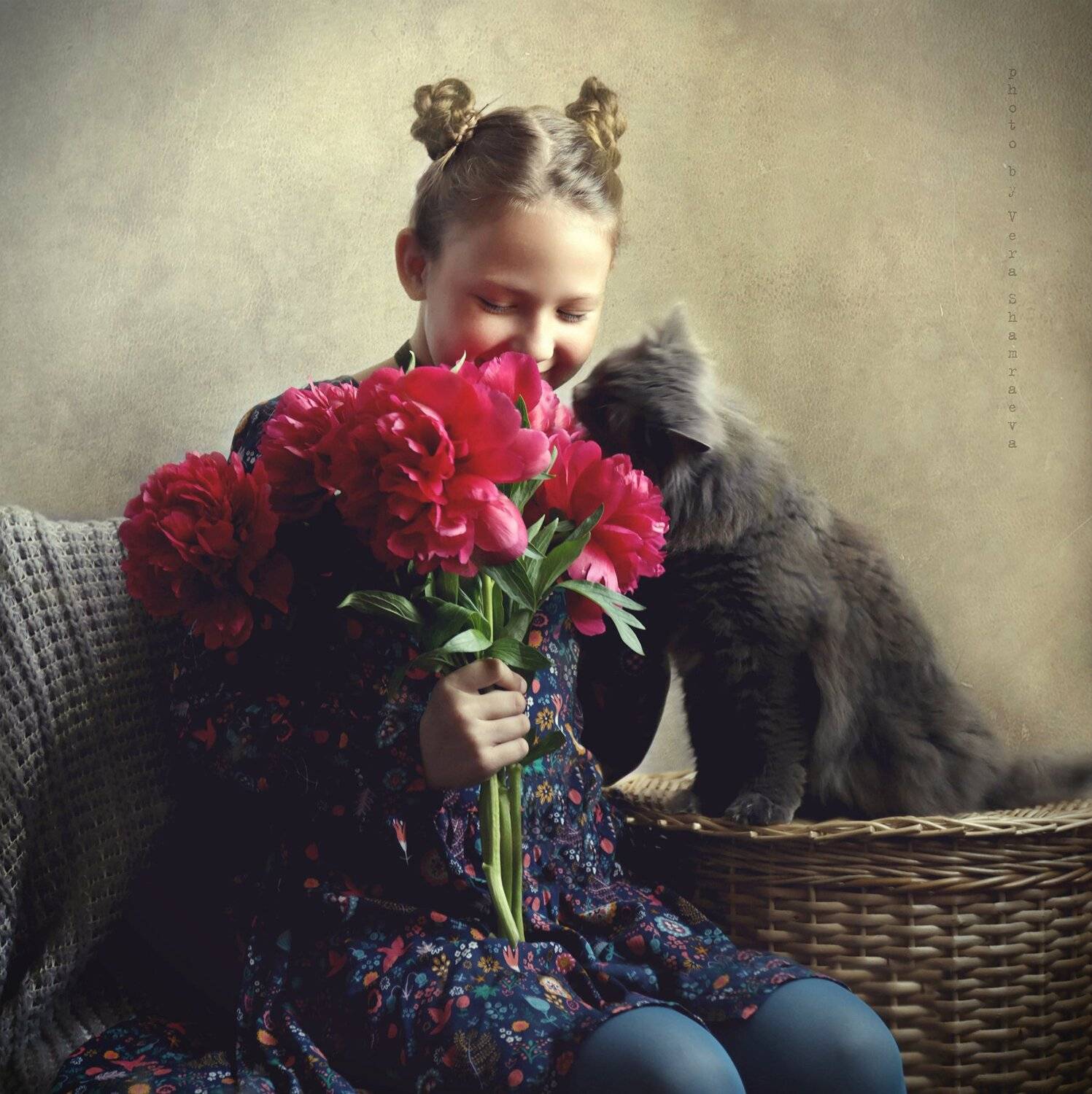 портрет, жанр, девочка, пионы, кошка, Вера Шамраева