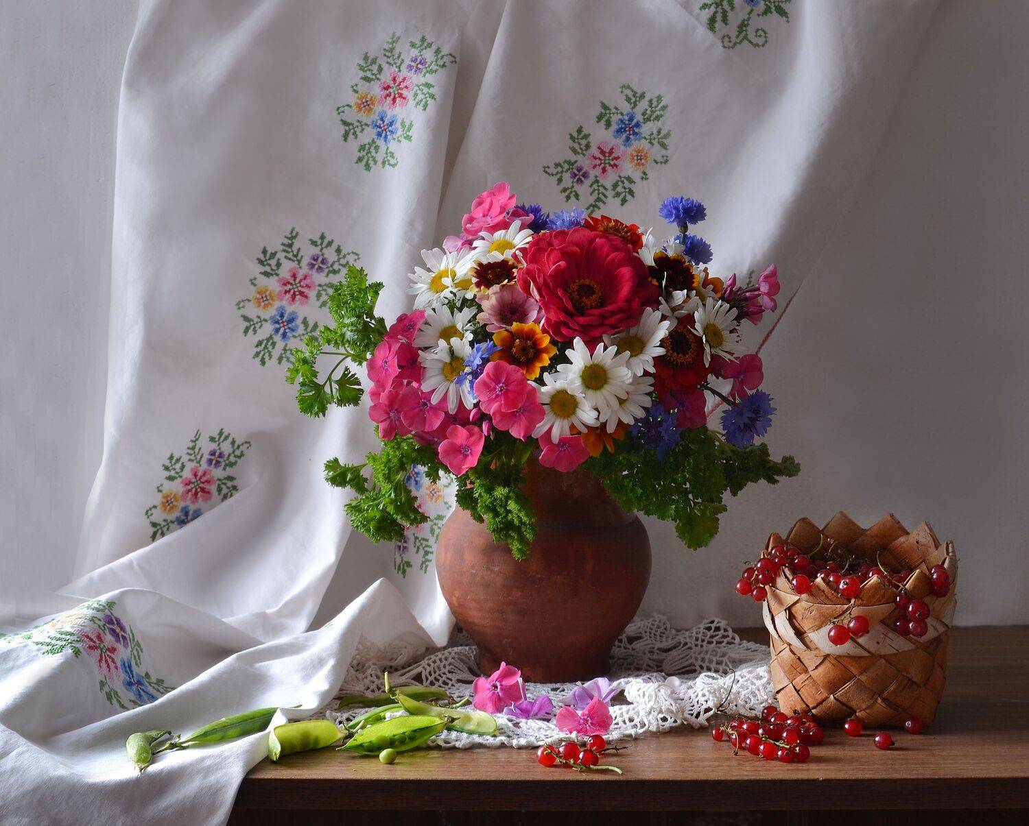 still life, натюрморт, лето, июль, фото натюрморт, цветы, красная смородина, горох, ромашки, васильки, Колова Валентина