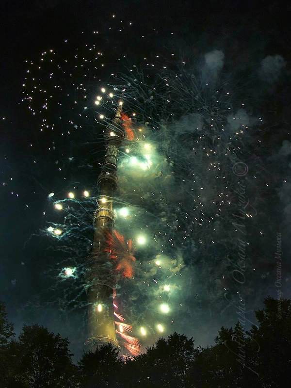 башня, останкинская башня, салют, феерверк, ночь. праздник, круг света. Башня в салюте фото превью