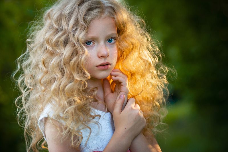 девочка, глаза, руки, взгляд, лето зелень задумчивость детство прическа Накануне лета фото превью