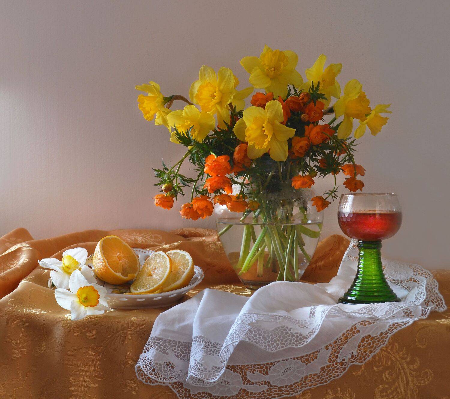 still life, натюрморт,  лето, июнь, цветы, купавницы, нарциссы, фото натюрморт, Колова Валентина