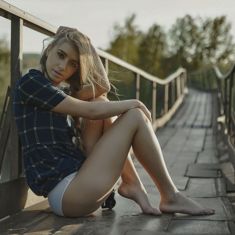 девушка, мостик, лето На мостике фото превью