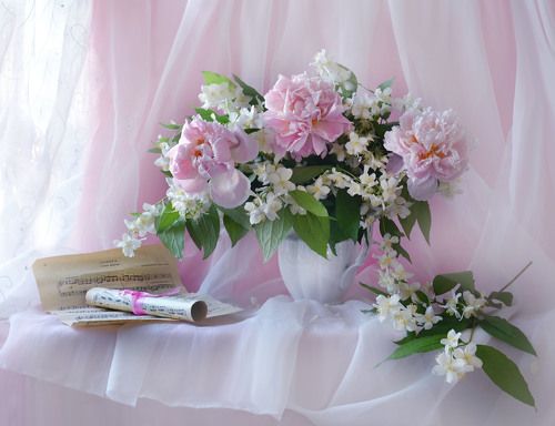 В гостиной воздух запахом щекочет...