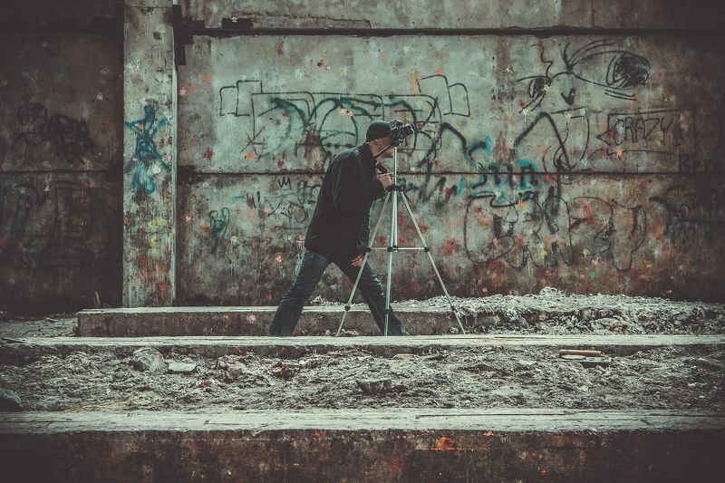 фотограф, человек, тренога, штатив, пейнтбол, фотоаппарат под обстрелом фото превью