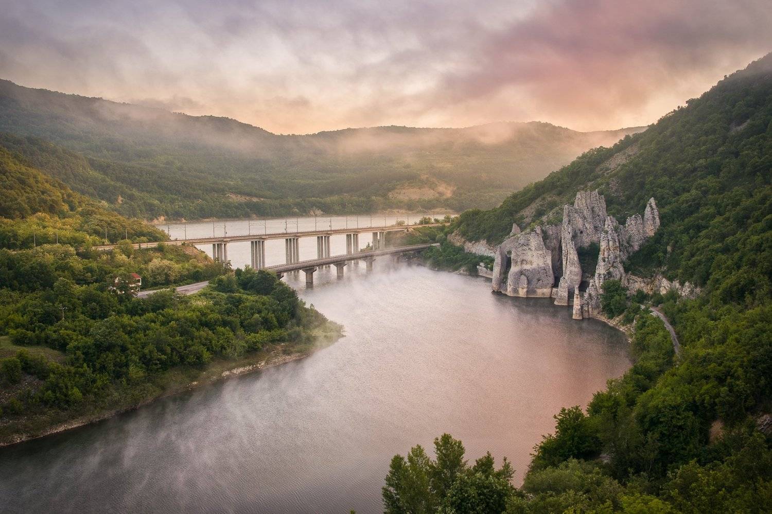 чудесные скалы, Mая Врънгова