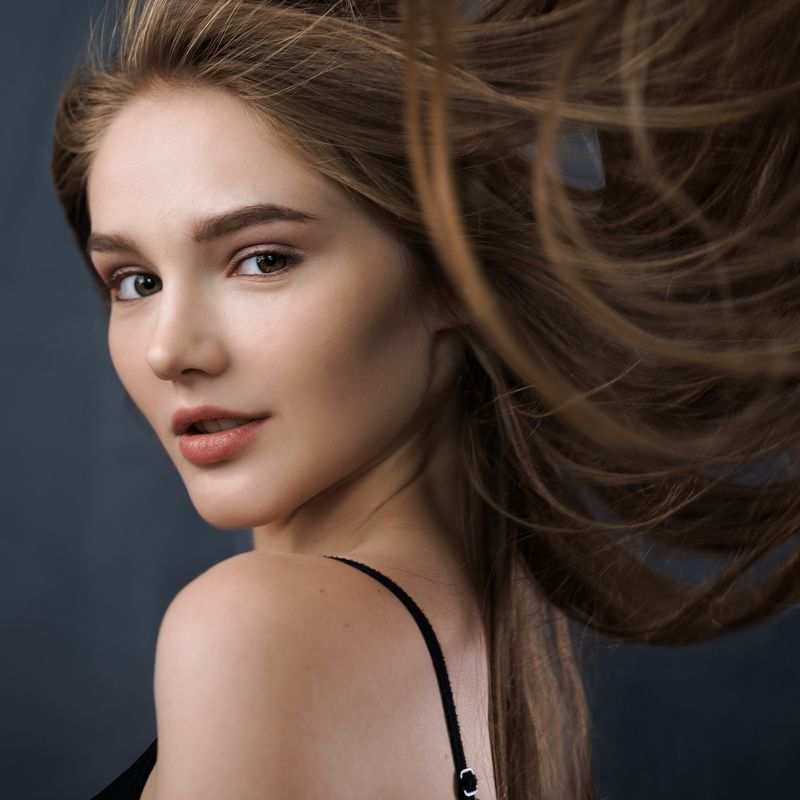 Юность, волосы, ветер, Воронеж, фотостудия Портрет девушки фото превью