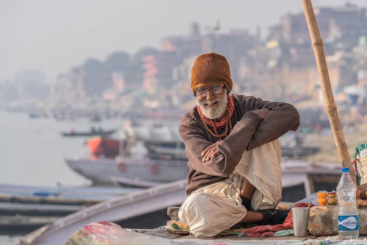 bambu, bath, beach, beard, benares, boat, buddism, burial, ceremony, city, cremation, dead, funeral, ganges, glasses, hinduism, holy, holy city, india, jainism, kashi, men, monk, north india, orange, pilgrim, ritual, river, rowing, rowing boat, sadhu, tow, Ludwig Riml