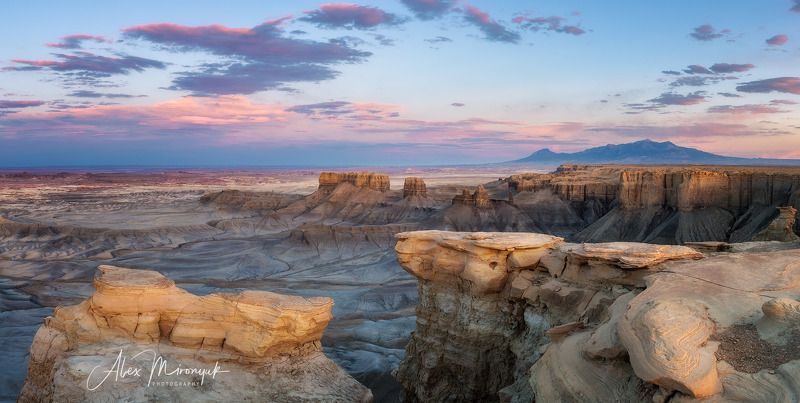 сша, юта, каньонлендс, панорама, закат, река, скалы, небо, горы, свет, путешествие, фото-тур, пустыня, глина, бэдлендс Лунная Долина фото превью