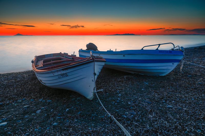 Two boats on the beach фото превью