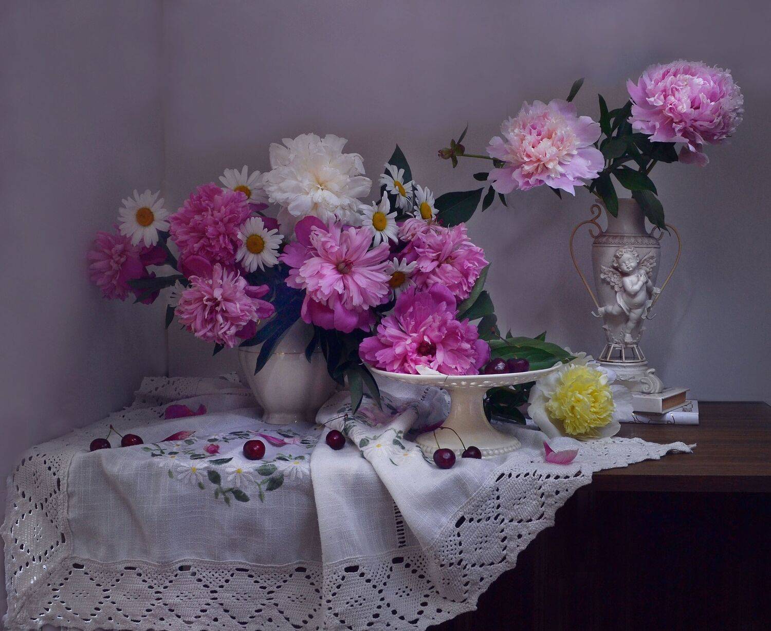 still life,натюрморт, черешня, цветы, фото натюрморт, фарфор, ромашки, пионы, лето, июнь, Колова Валентина