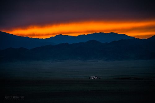 Горит закат огнём багряным