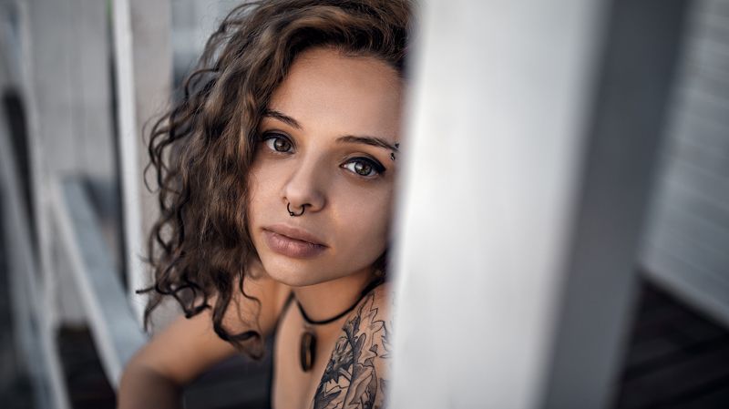 кучерявая, взгляд, натуральный свет, улица, пирсинг, тату Tanya фото превью