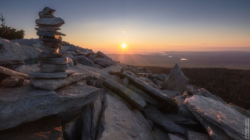 закат, солнце, небо, горы, голая сопка, национальный парк, зюраткуль, челябинская область На вершине горы Голая Сопка фото превью
