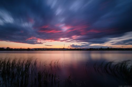 Ветренный закат на озере