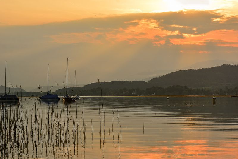 озеро, закат, краски, мачты. Озерная Австрия вечером фото превью