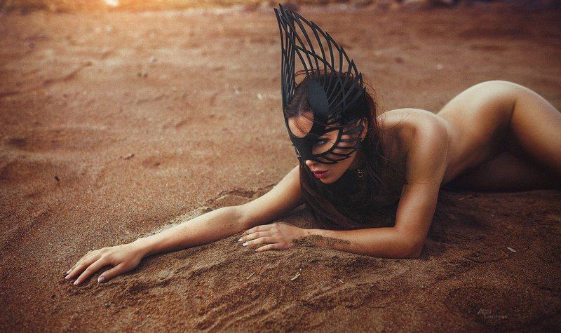 девушка портрет пляж girl nude ню на пляже обнаженная девушка в маске на пляже Lee Tattar фото превью