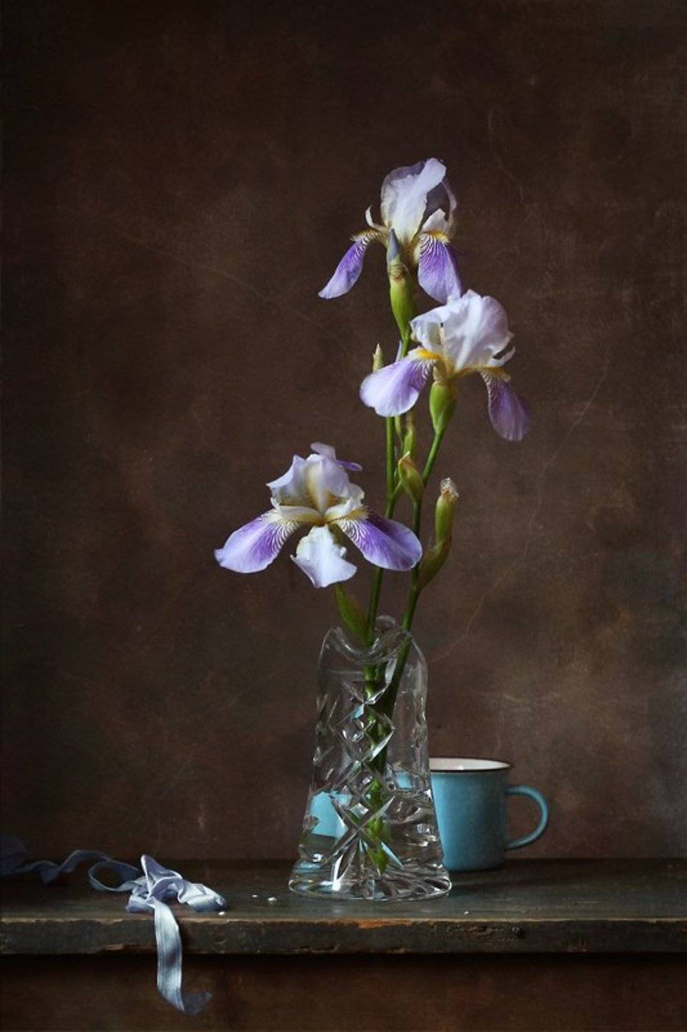 натюрморт, ирисы, голубая чашка, Курочкина Диана