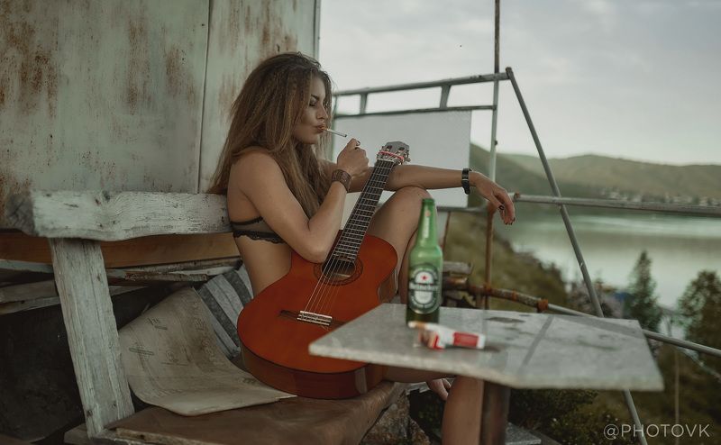 дым, гитара, девушка Дым по легким молодым. фото превью