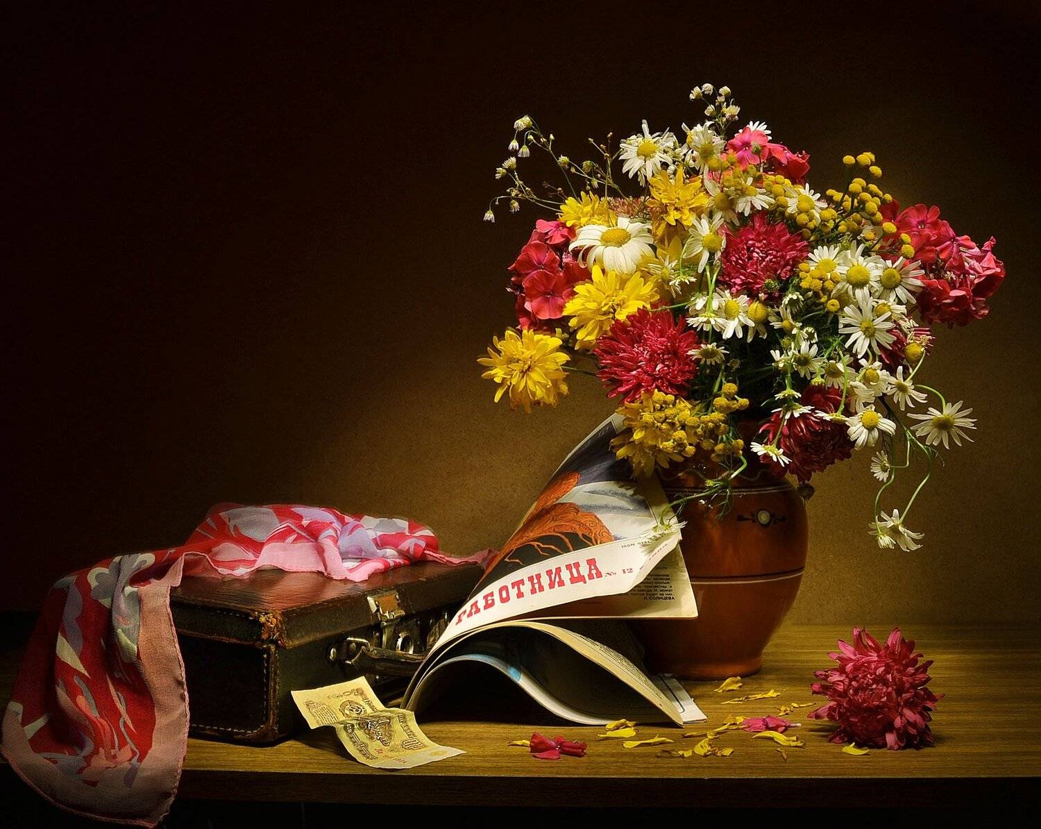still life,натюрморт,  цветы, ретро, чемоданчик, цветы, фото натюрморт, старый рубль,  журнал работница, винтаж, Колова Валентина