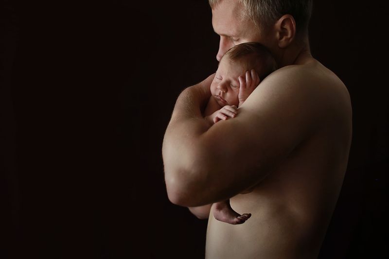 newborn Под папиной защитой фото превью