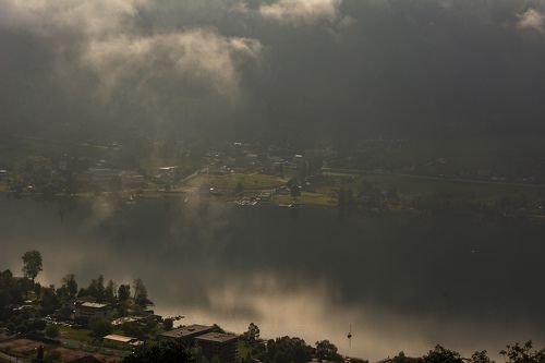 Поляризованный свет над озером